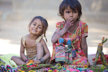 Bimbi Della Tribù Vadha Nel Villaggio Di Nirona Famoso Per La Laccatura Del Legno - Gujarat