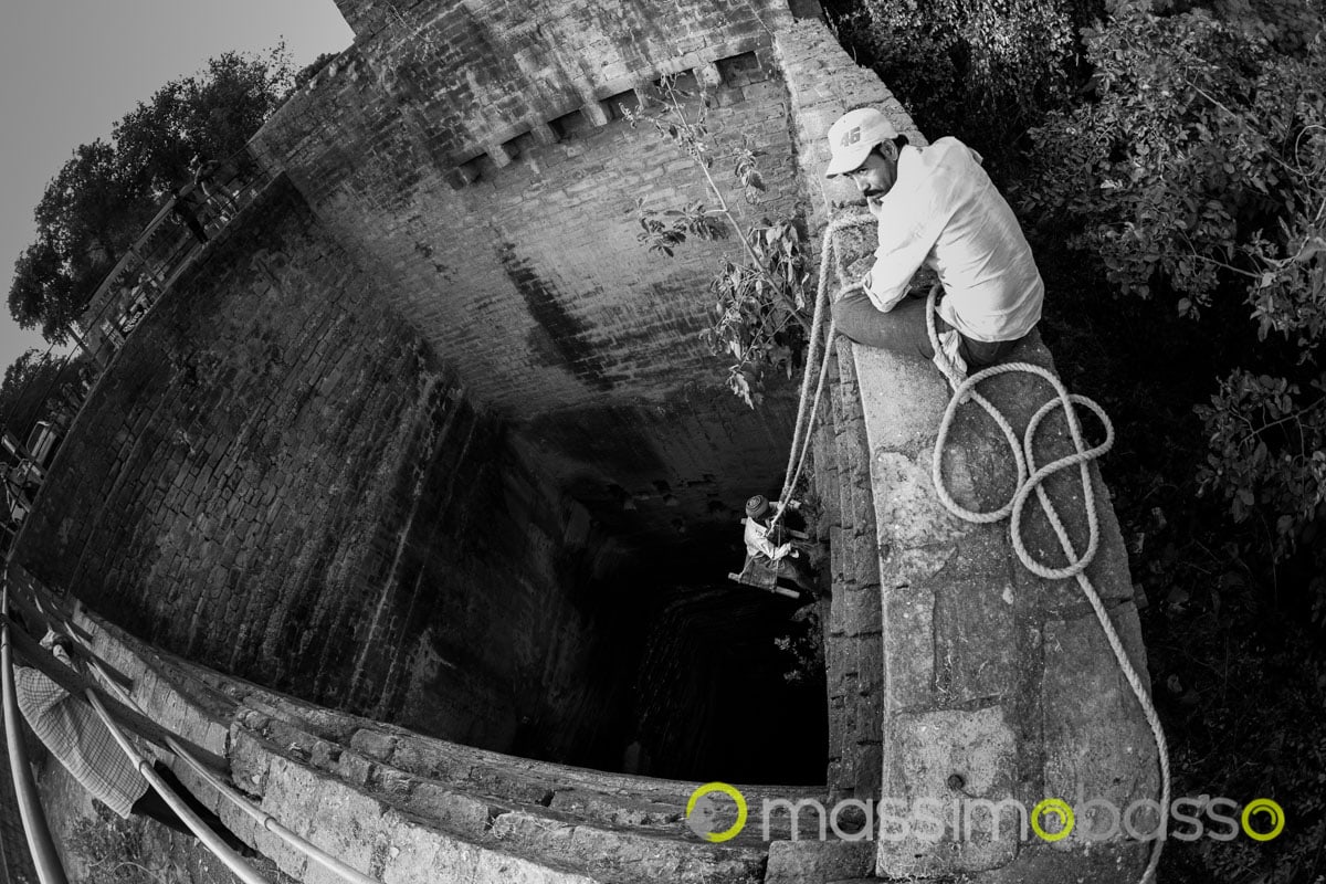 Distratto Mentre Assicura Il Compagno