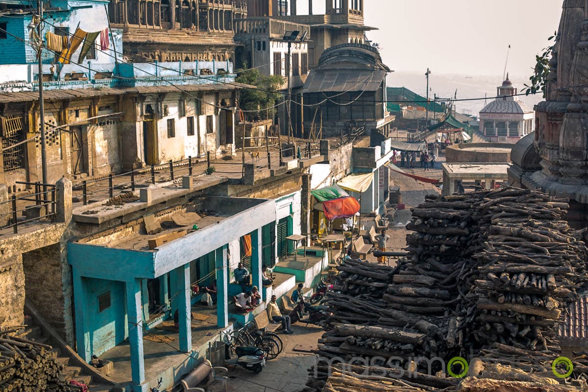 Legno Per La Cremazione A Manikarnika Ghat A Varanasi, Sullo Sfondo Il Gange. I Luoghi Sacri Dell'induismo