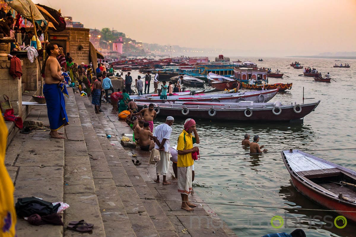 Abluzioni Mattutine Ai Ghat Di Varanasi - I Luoghi Sacri Dell'induismo