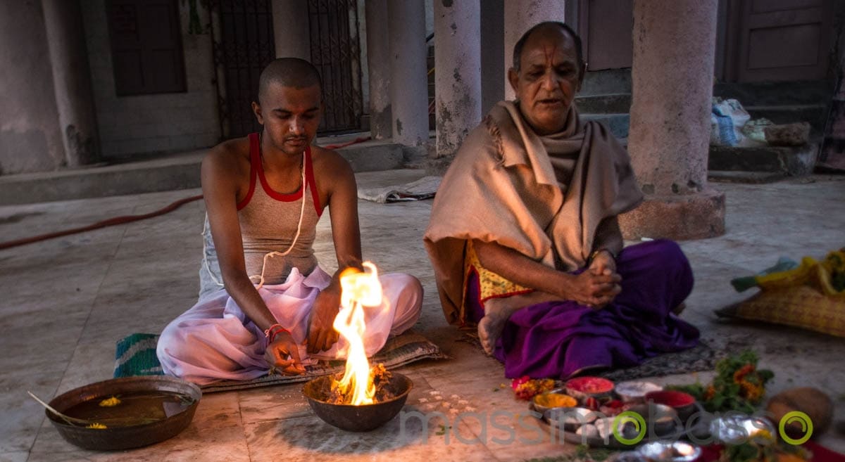 Fedeli In Preghiera A Dwarka I Luoghi Sacri Dell'induismo