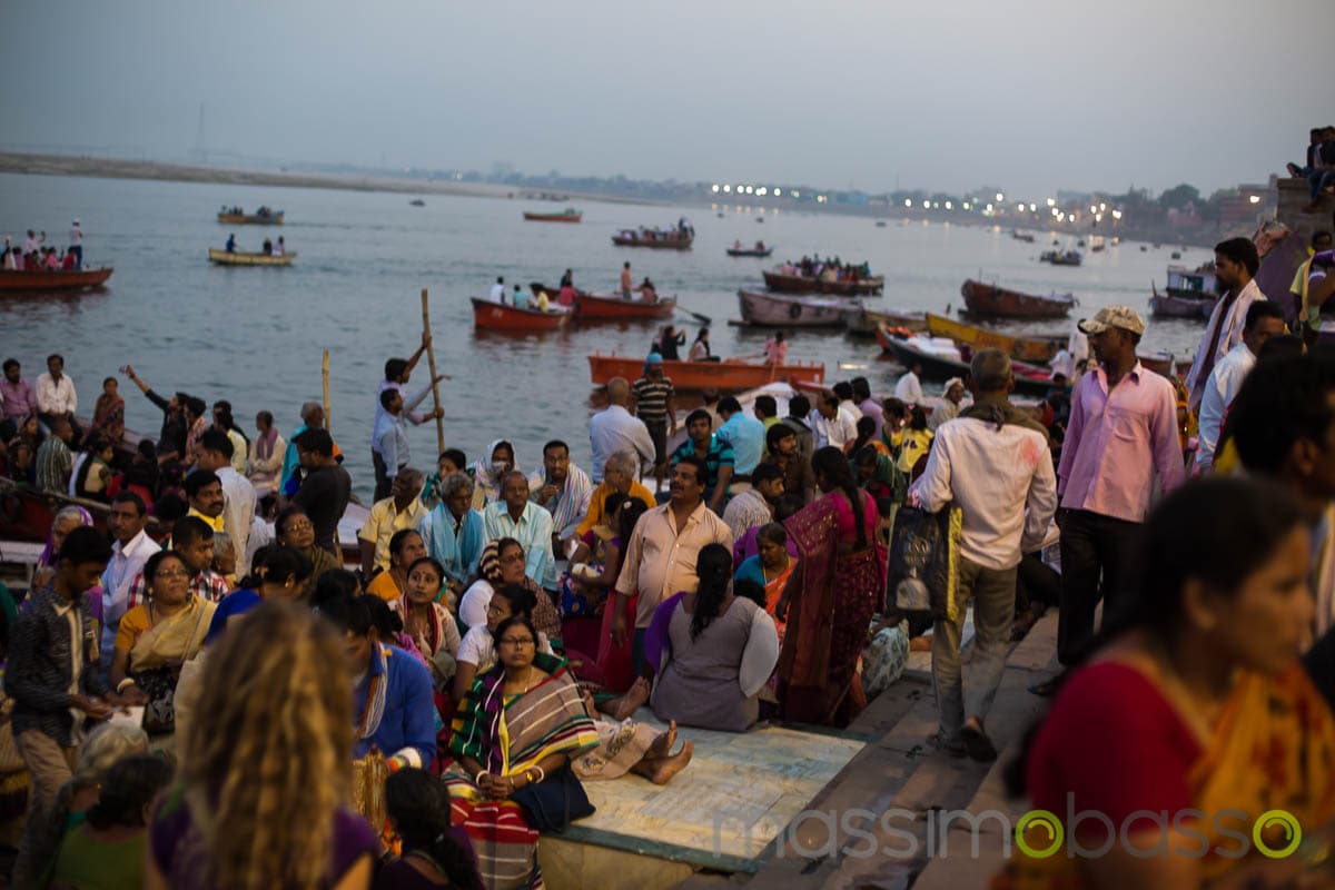 Fedeli Sulle Rive Del Gange A Varanasi (Benares) - I Luoghi Sacri Dell'induismo - Massimo Basso _