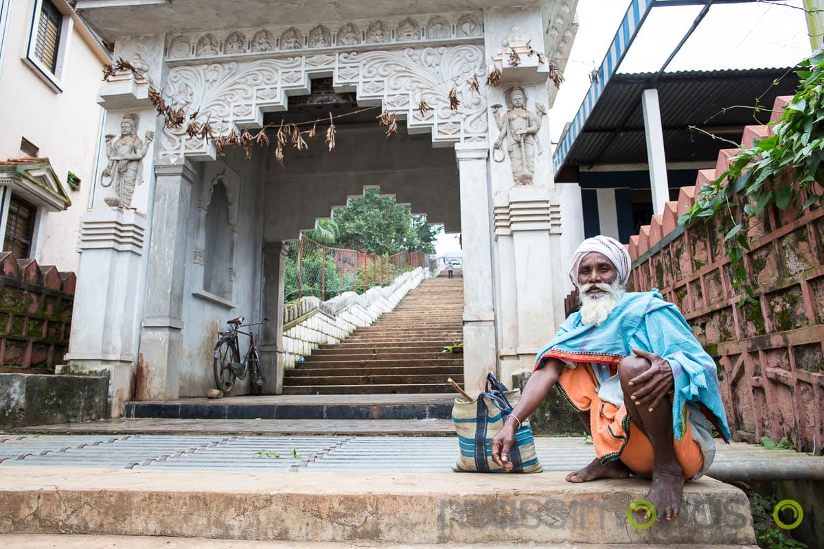I Luoghi Sacri Dell'induismo - Santone Che Riceve L'elemosina