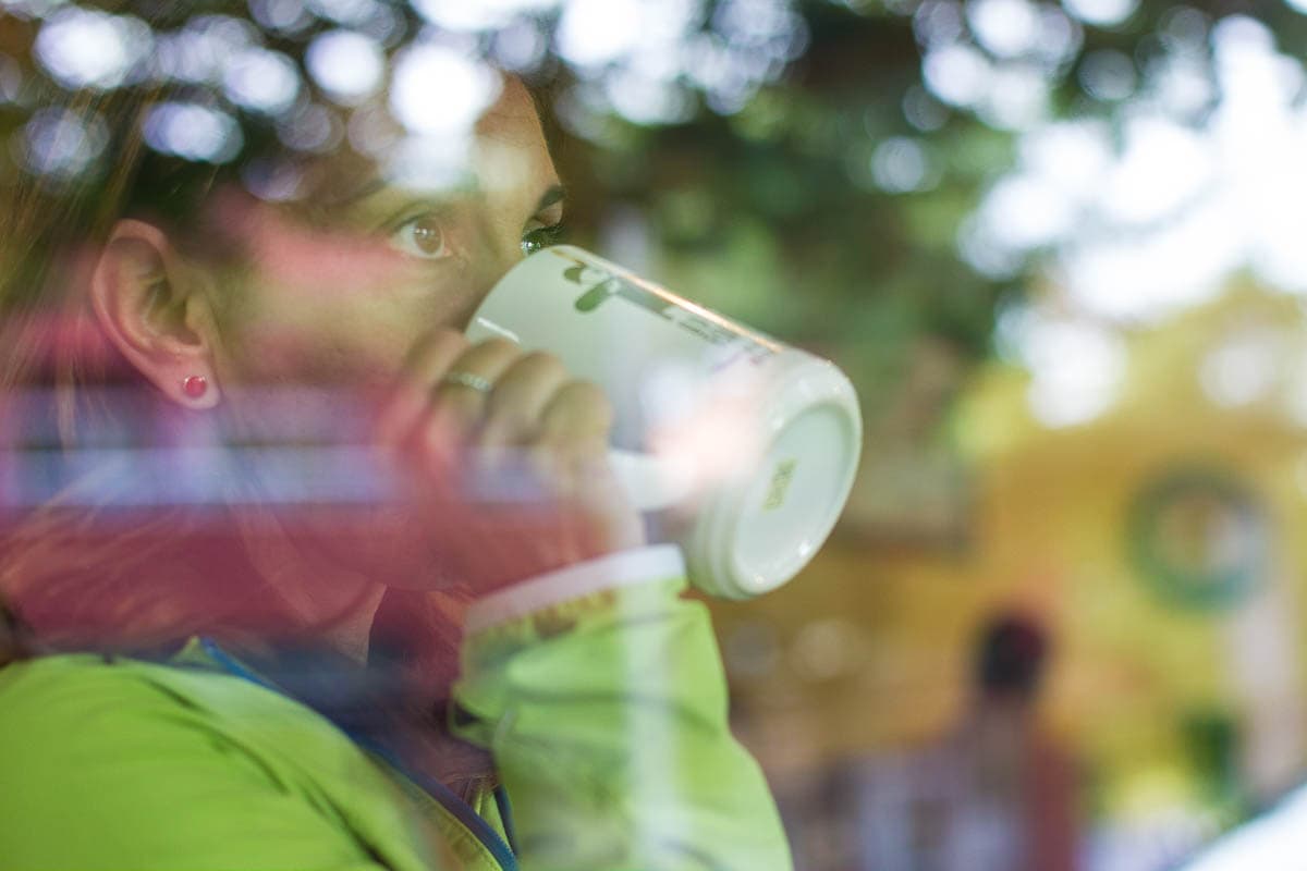 Vacanza Negli Usa: Godersi Un Caffé Da Starbucks A Seattle