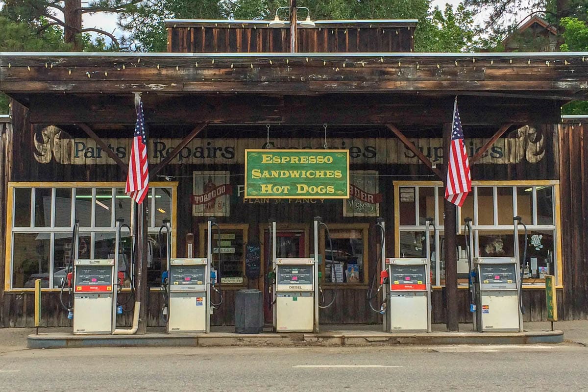 Stazione Di Servizio Negli Stati Uniti In Una Città Storica