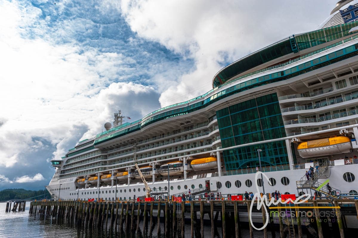 Nave da crociera ancorata nel porto di Ketchikan nell'Inside Passage dell'Alaska