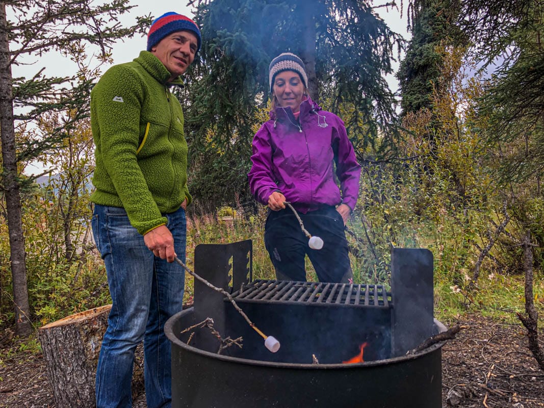 Mangiare Gli Smores Cotti Sul Bbq Per Sentirsi Local