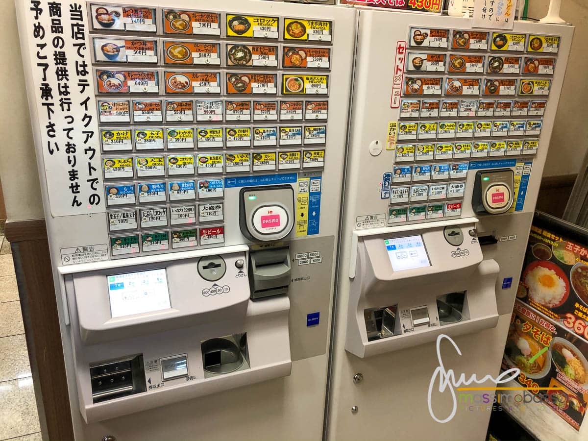 La macchina per ordinare automaticamente. esempio di come mangiare in Giappone