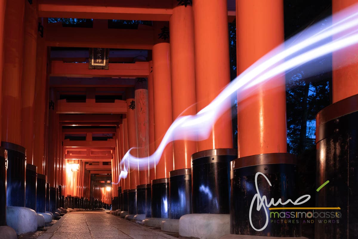 I Tori rossi del Santuario Fushimi Inari Taisha a Kyoto di sera