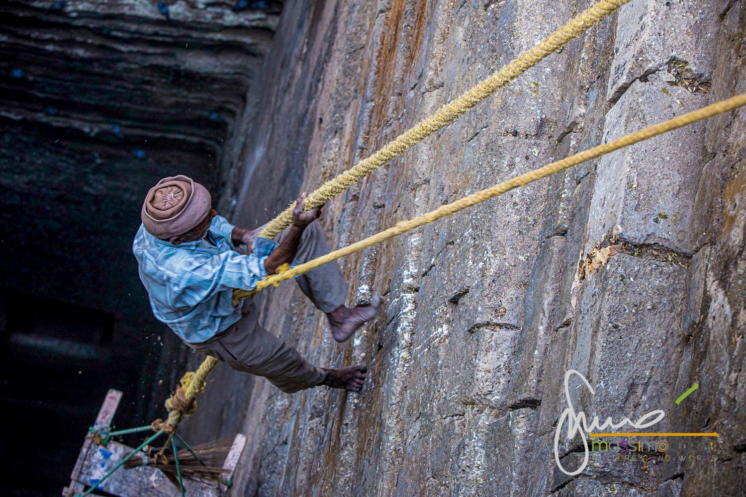 Junaghad, lavori pericolosi nel pozzo