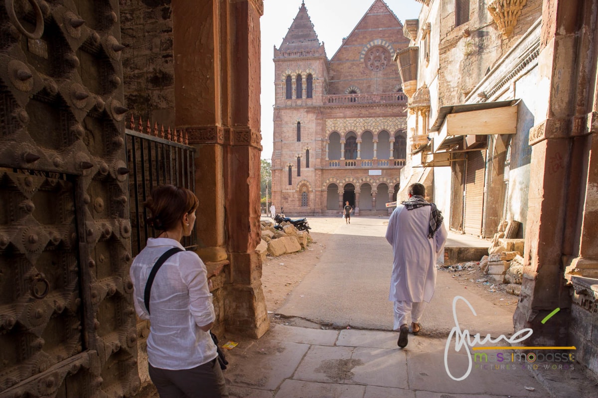 Ingresso Bhuj, sullo sfondo il Prag Mahal