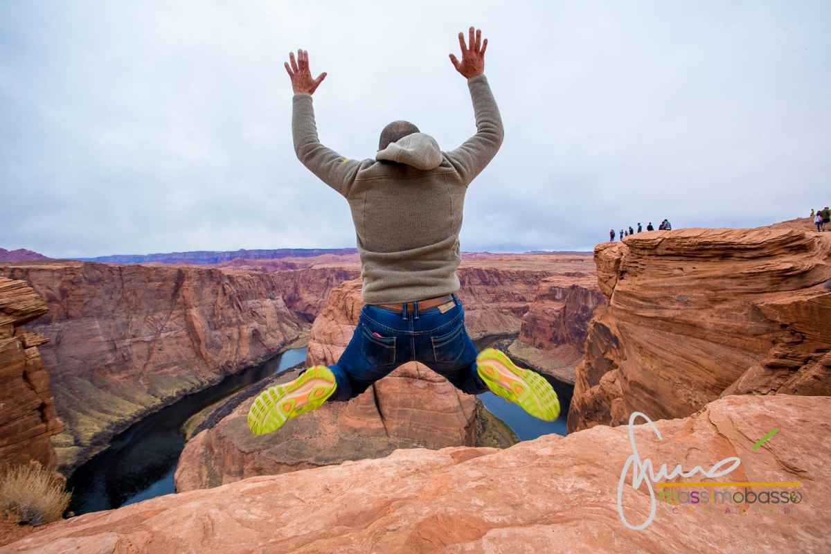 Immagine Di Persona Che Spicca Un Salto Apparentemente Nel Vuoto