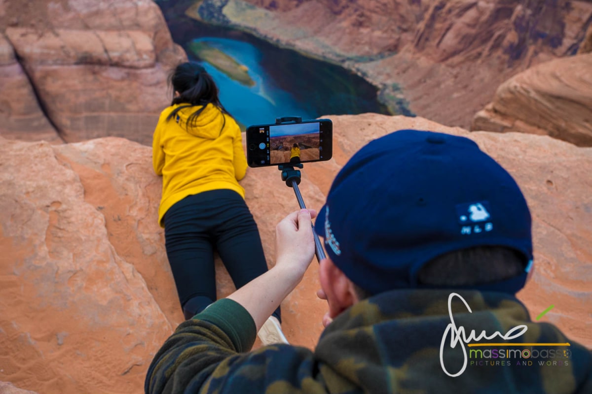 Una Classica Inquadratura Di Ragazzi Che Si Scattano Foto Con Lo Sfondo Di Horseshoe Bend
