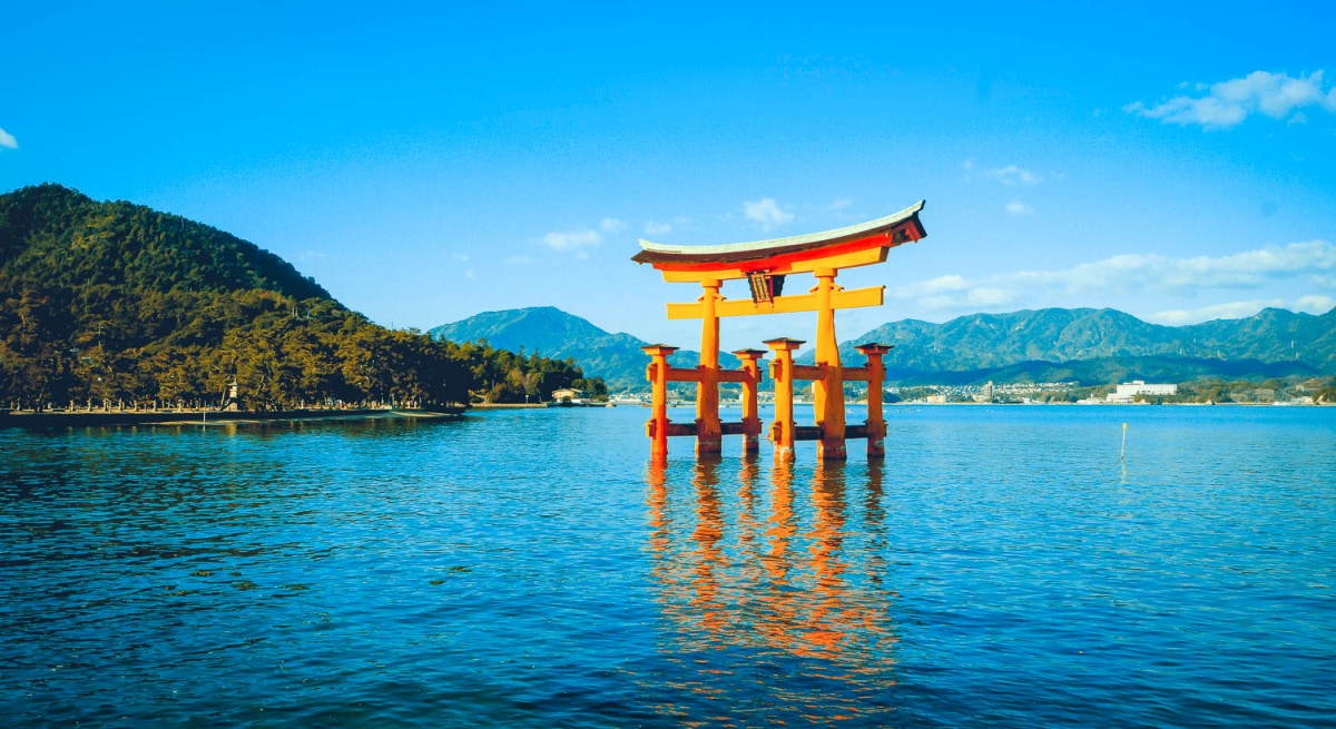 Miyajima il torii rosso nell'acqua di Itsukushima