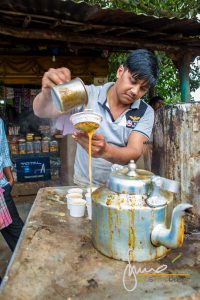 Ragazzo che versa il Masala Chai Te Masala in India