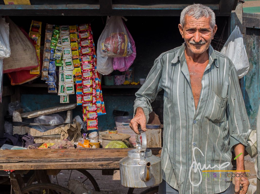 Uomo che offre il Masala Chai Te Masala in India