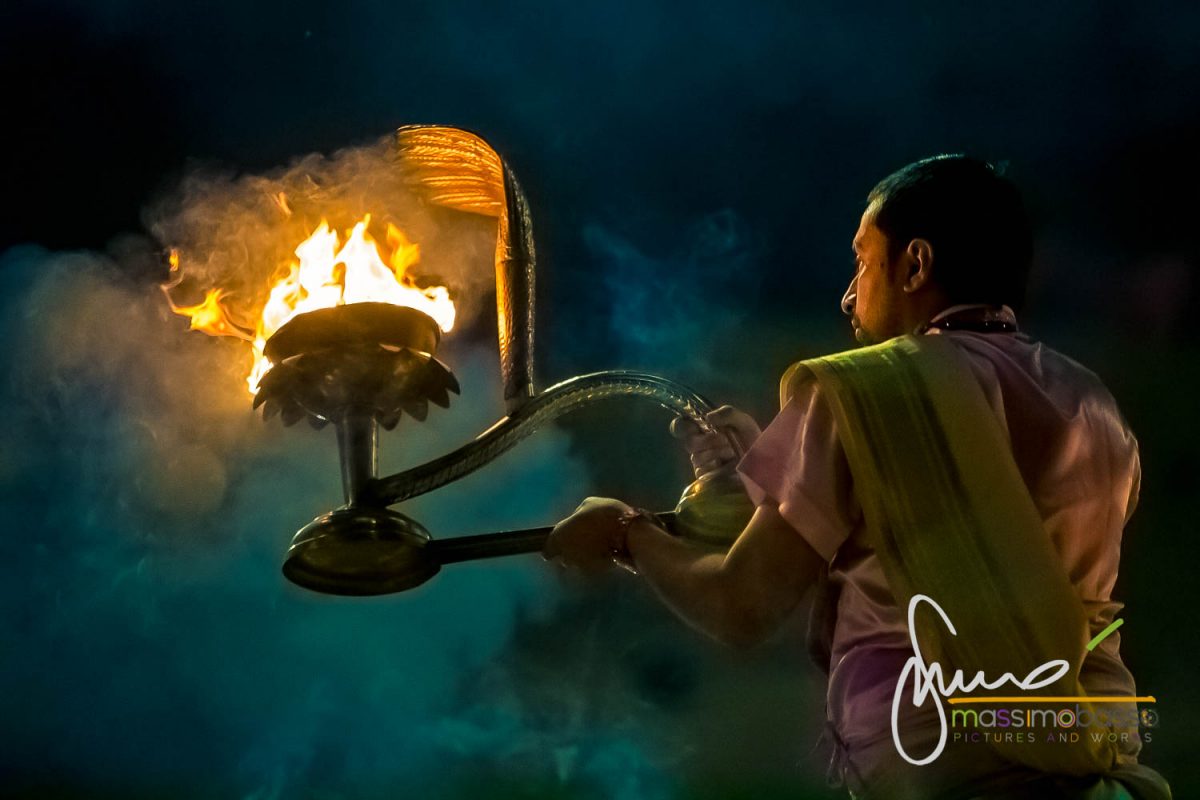 Varanasi un momento della cerimonia Aarti alla Dea Ganga