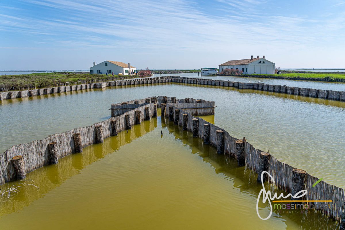 I casoni ed un classico lavoriero durante la gita in barca nelle Valli di Comacchio