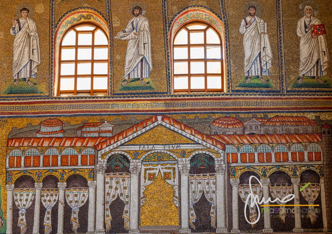 Basilica di Sant'Apollinare Nuovo - Mosaico il palazzo di Teodorico