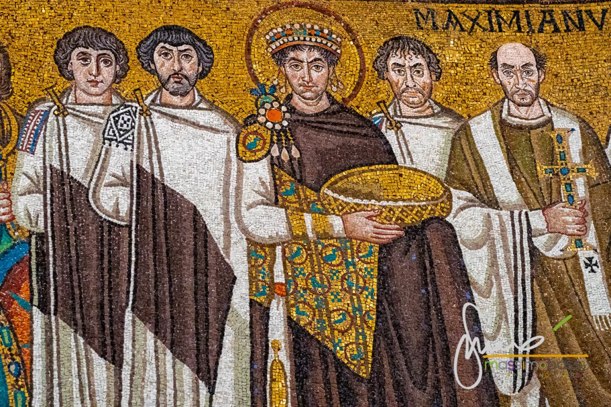 Giustiniano e, al suo fianco Massimiano