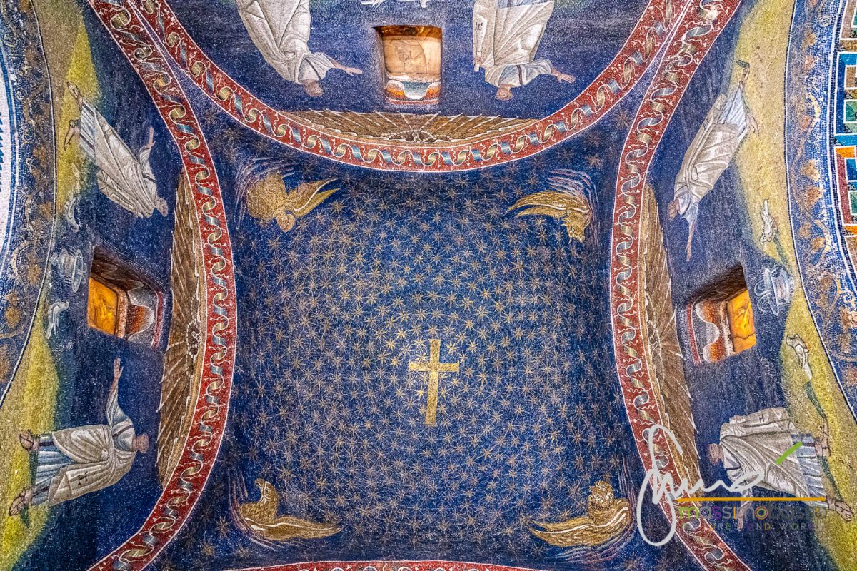 Mausoleo di Galla Placidia a Ravenna patrimonio UNESCO - Ai lati della Croce si possono ammirare i simboli degli evangelisti.