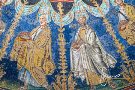 Particolare delle decorazioni all'interno del Battistero Neoniano di Ravenna