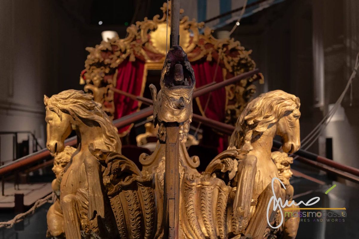 Il Bucintoro dei Re di Savoia alla Reggia di Venaria con la scultura dei cavalli a poppa