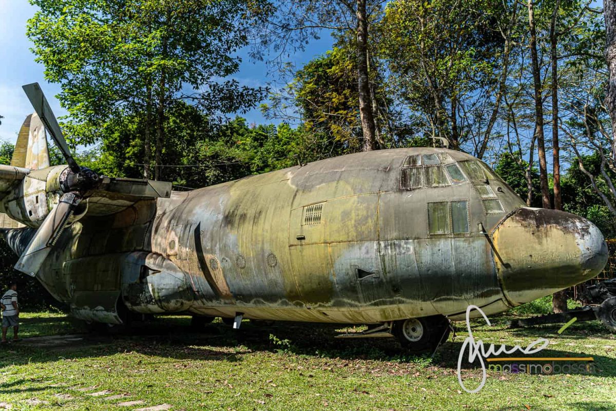 aereo americano all'ingresso dei tunnel di cu chi