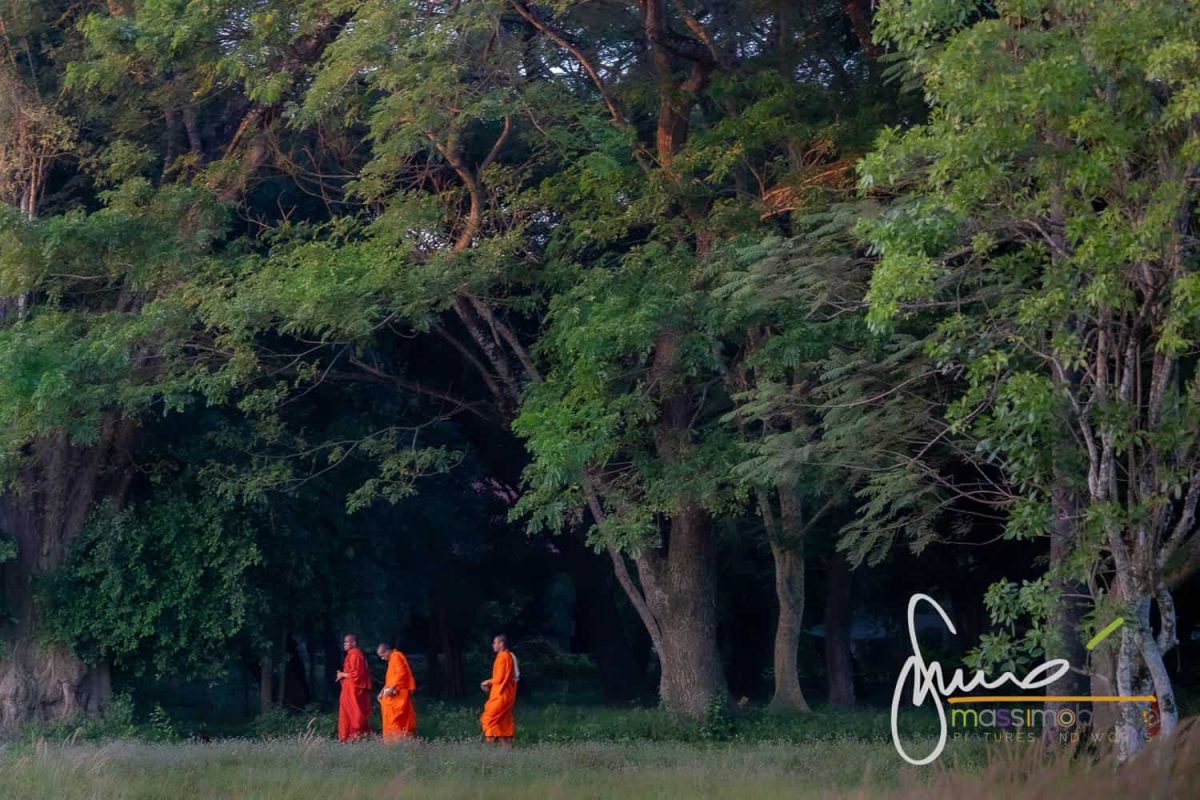 Monaci in visita ad Angkor Wat