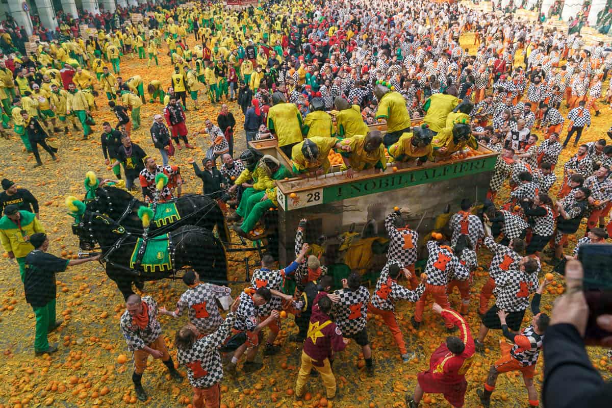 Carnevale Storico Ivrea 2023 - la battaglia delle arance -1