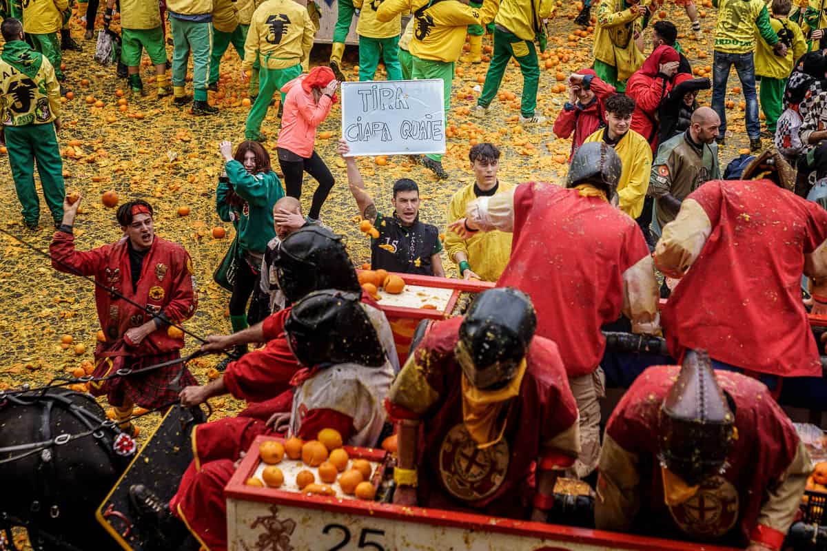 Carnevale Storico Ivrea 2023 - la battaglia delle arance -1