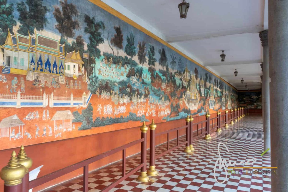 Il Reamker poema epico cambogiano disegnato sulle pareti dei muri interni del Palazzo Reale di Phnom Penh