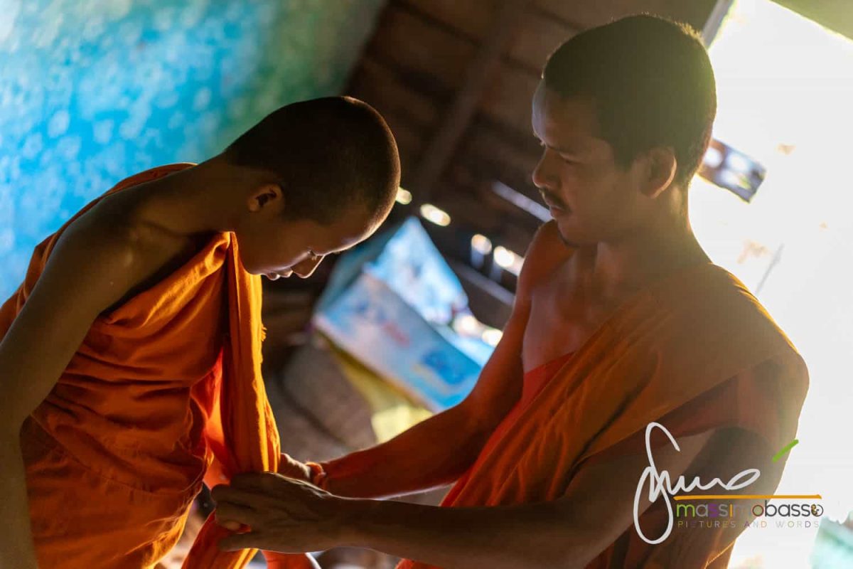 Monaci buddisti intenti alla vestizione