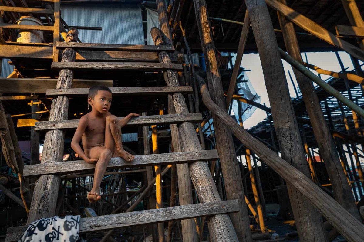 Bambino cambogiano in un villaggio su palafitte sul lago Tonle Sap - foto di Massimo Basso