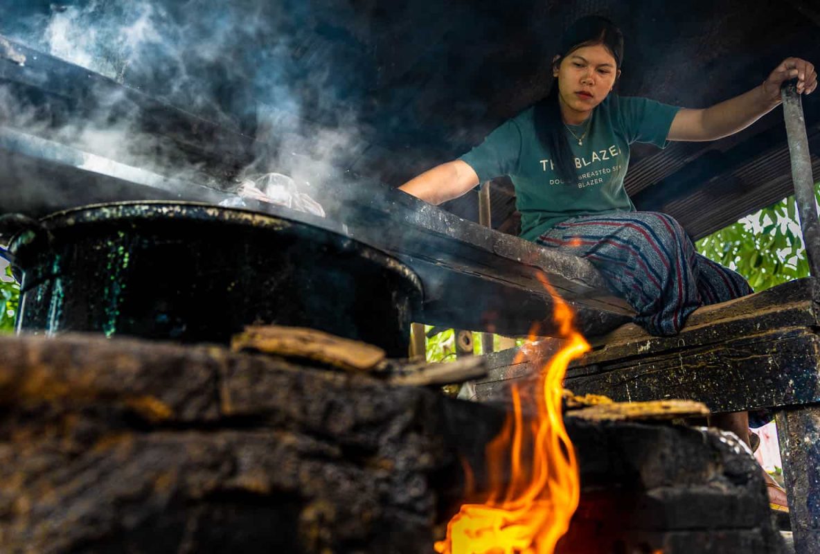 Donna in villaggio in Cambogia