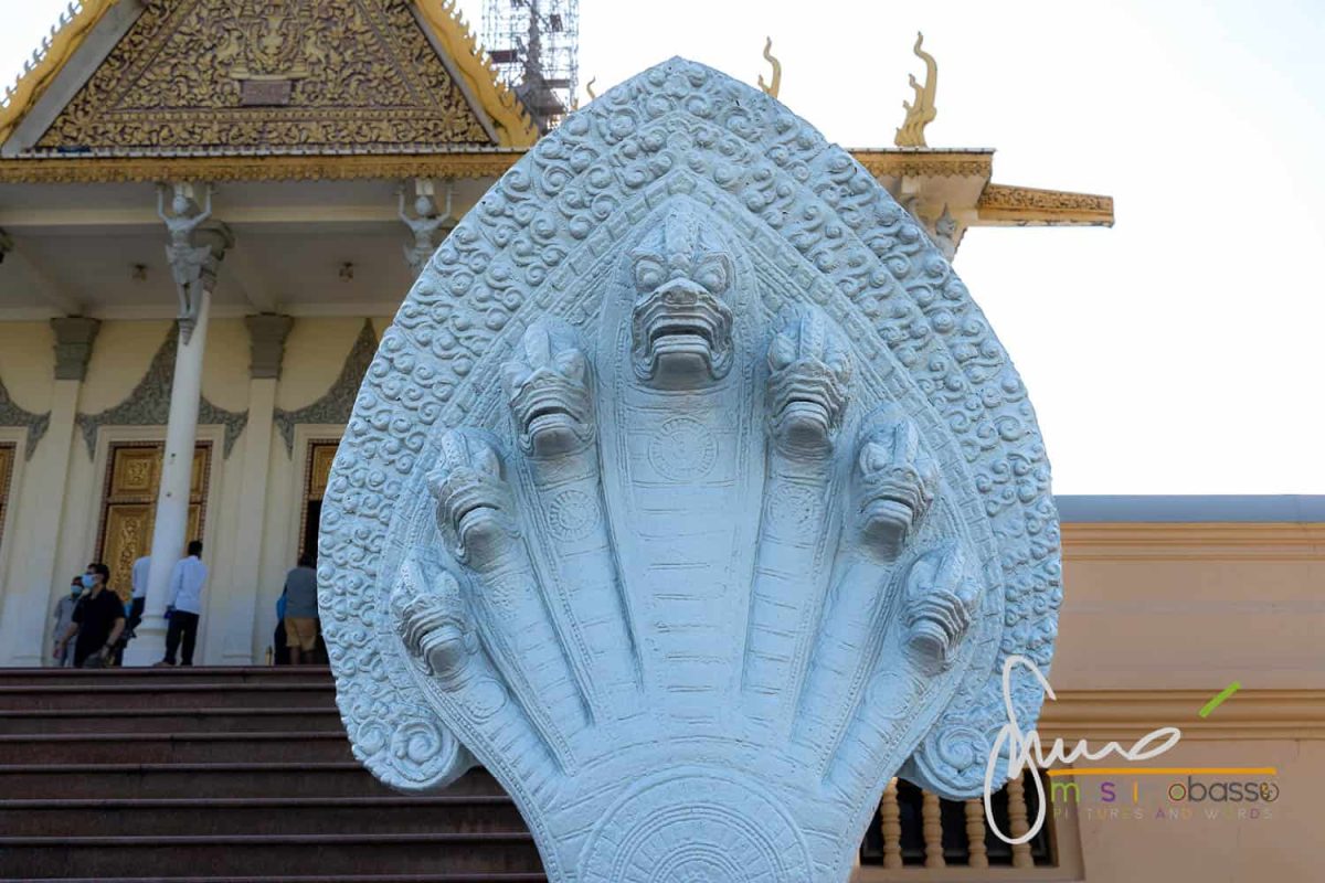 Naga davanti al Palazzo Reale a Phnom Penh_1