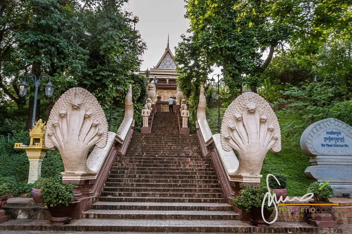 Naga davanti alla Pagoda Wat Phnom a Phnom Penh