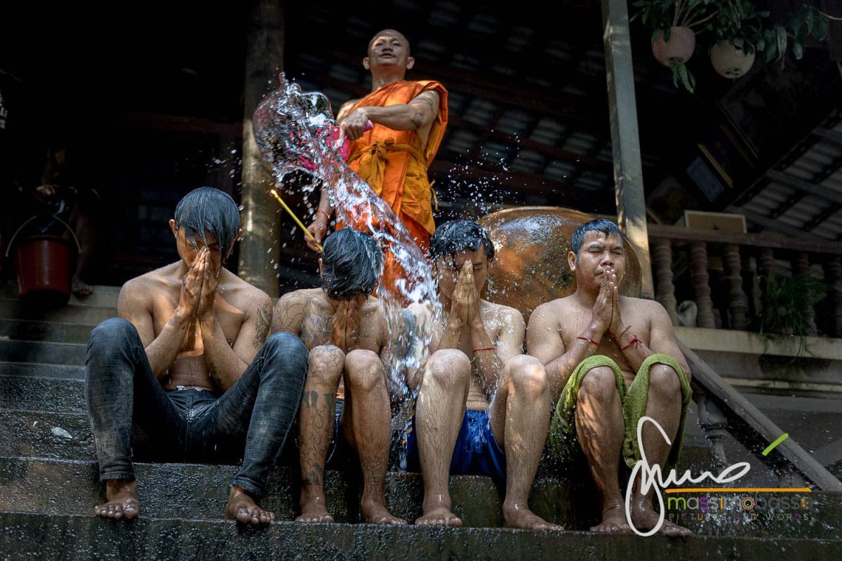 Water blessing in Cambogia, la benedizione con l'acqua