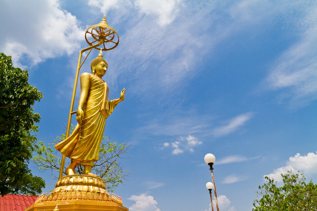 Statua dorata di Buddha che cammina