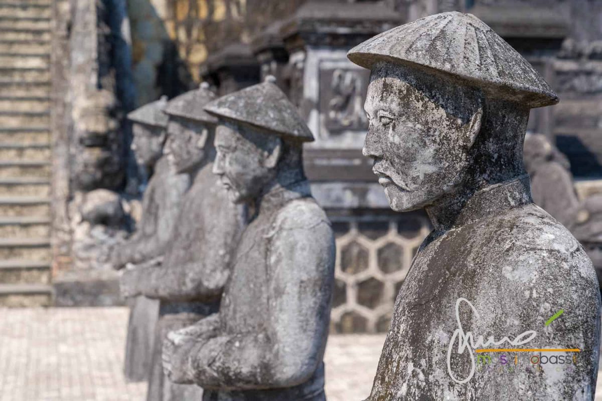 Hue - Statue Alla Tomba Dell'imperatore Khai Dinh