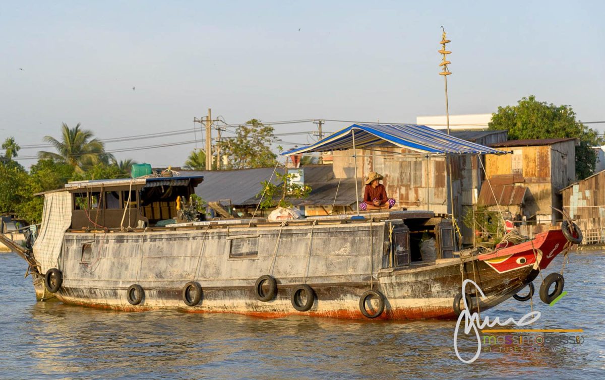 Mercato di Cai Rang a Can Tho, Delta del Mekong sul palo la merce in esposizione