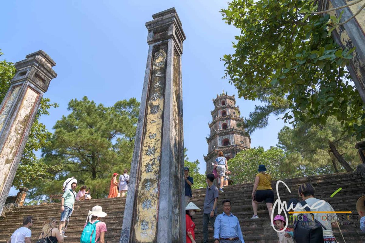 La leggenda della maledizione del Tempio di Thien Mu: l'ingresso e la Pagoda a sette piani