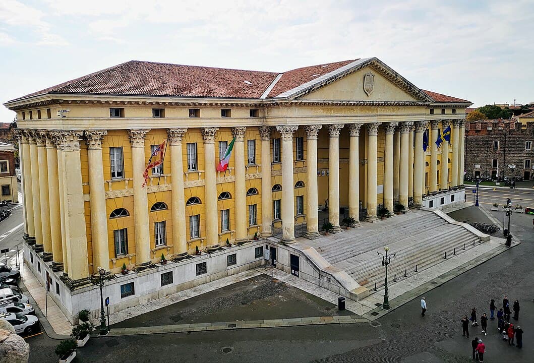 Palazzo Barbieri dall'Arena di Verona