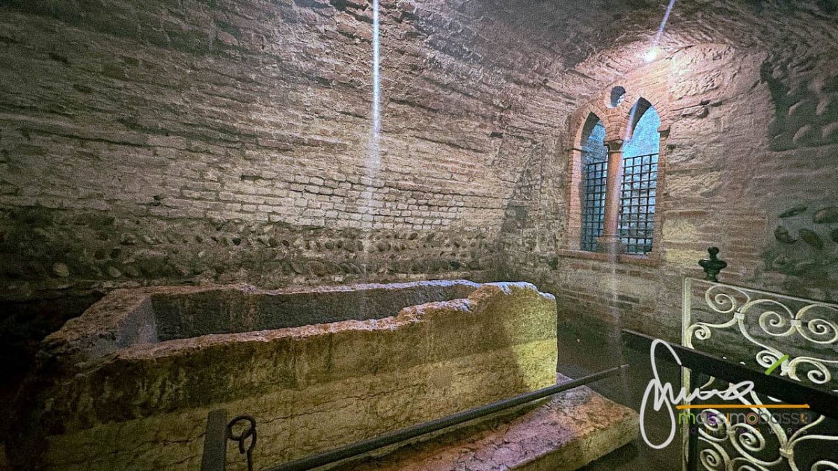 Tomba di Giulietta ed il sarcofago profanato