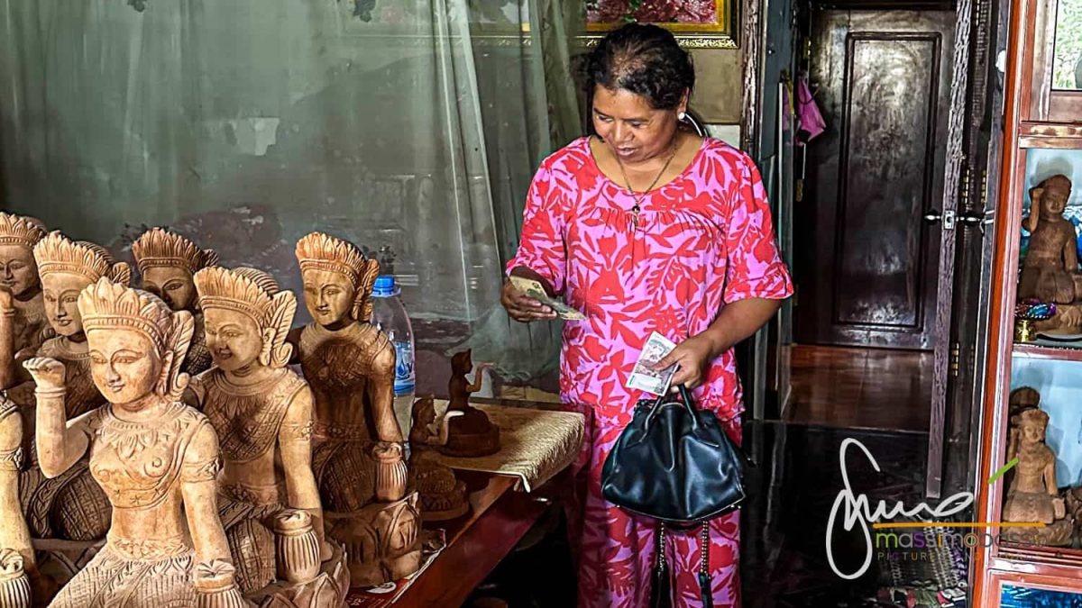 Artigiani Che Producono Statue Di Agarwood Di Neang Bok Neang Boy - Nang Kwak In Cambogia A Sem Monorom