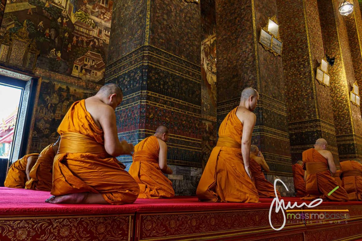 Monaci in preghiera a Wat Pho - Bangkok_1