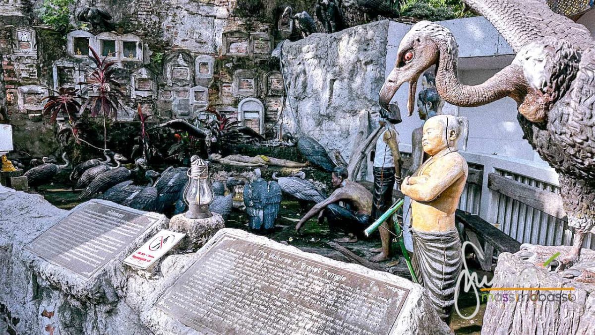 Monumento per la commemoraizione della vicenda degli avvoltoi a Wat Saket - Bangkok_1