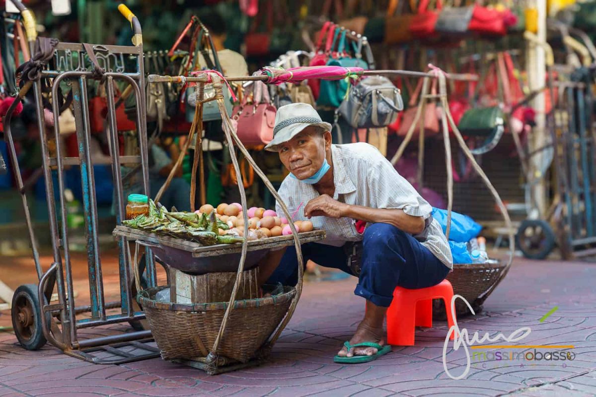 Venditore ambulante di uova, in giro per le strade di Bangkok