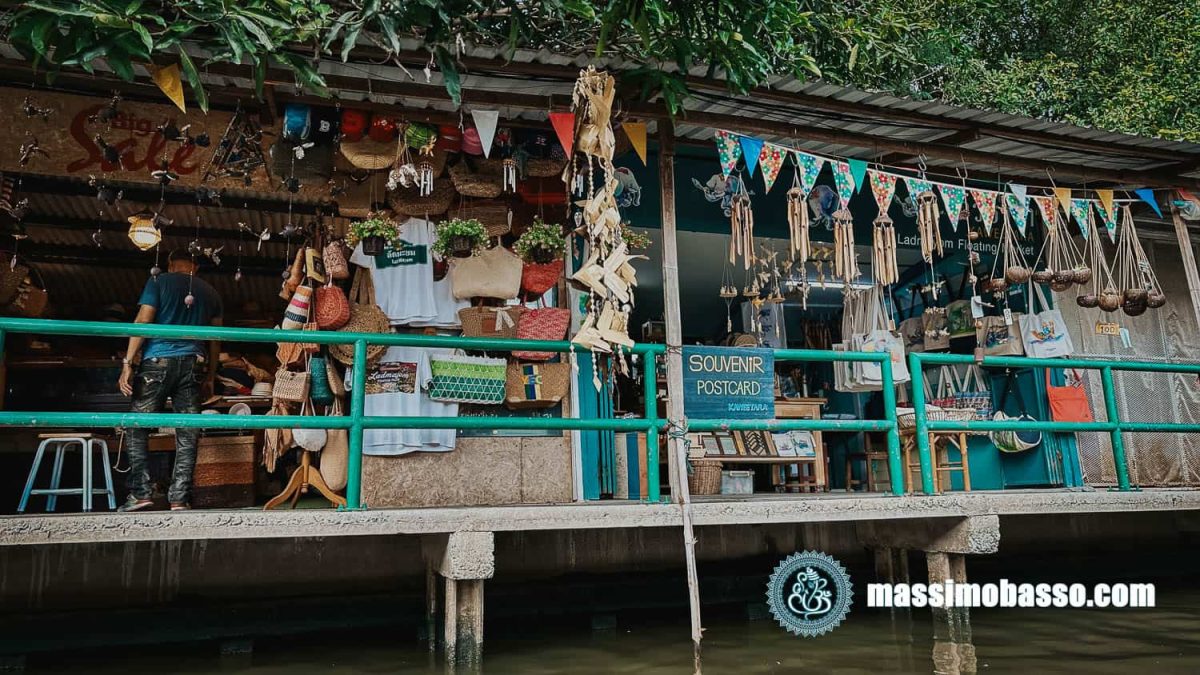 Il mercato galleggiante di Taling Chan a Bangkok