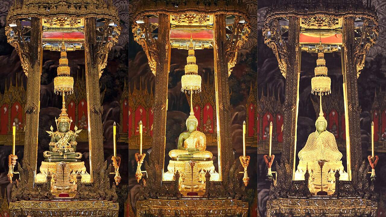 Il Buddha di Smeraldo del Wat Phra Kaew nei tre abiti tradizionali